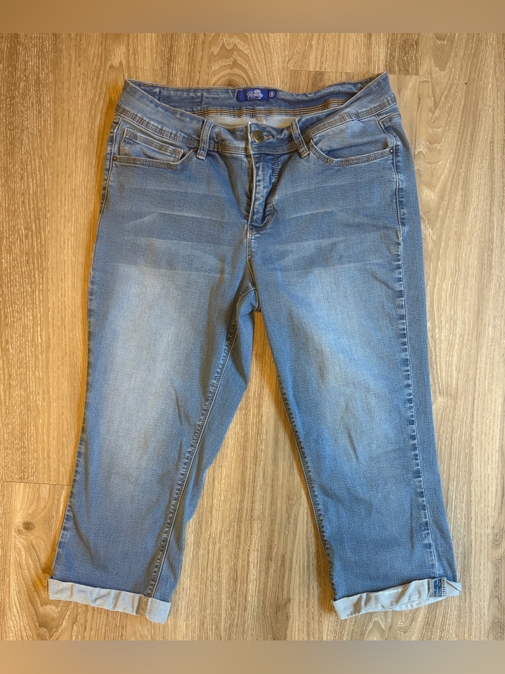 Royalty for me women’s Light Blue Boyfriend Capri Jeans size 8